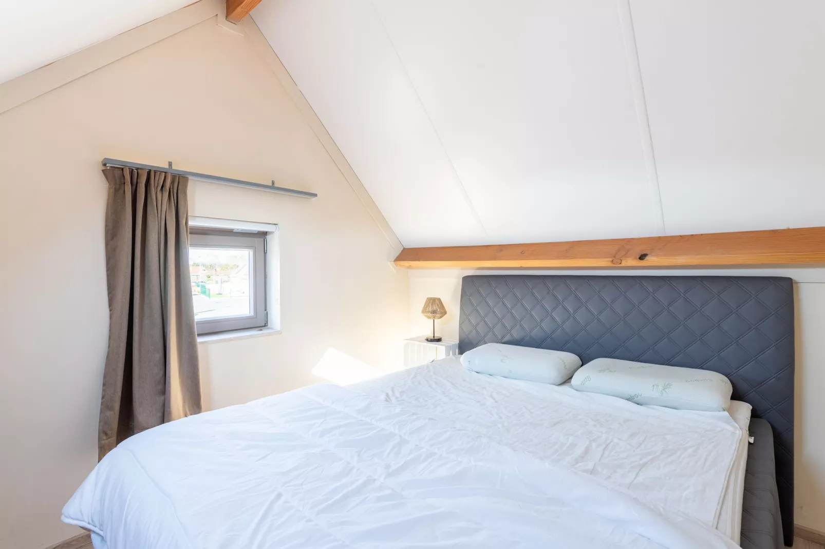 WH12-Bedroom