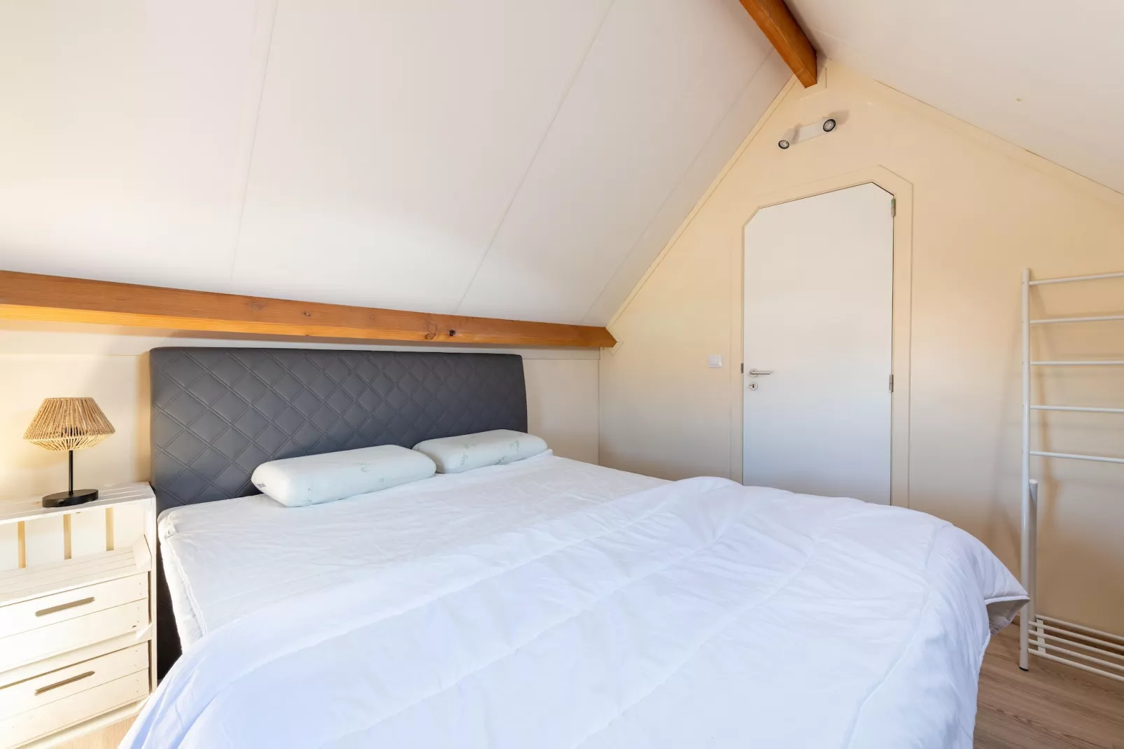 WH12-Bedroom