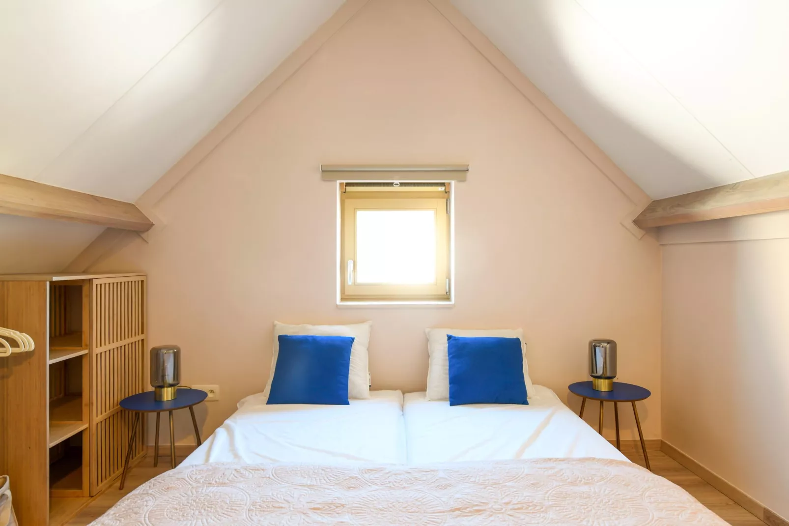 WH2/42-Bedroom