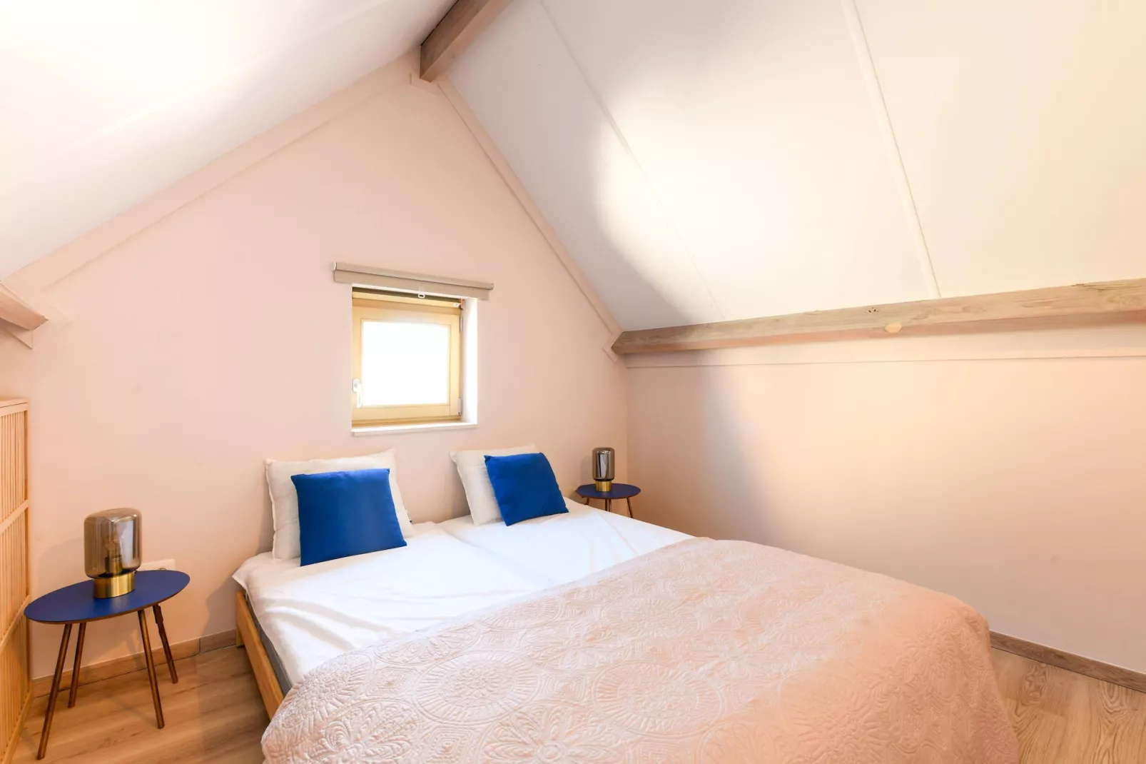 WH2/42-Bedroom