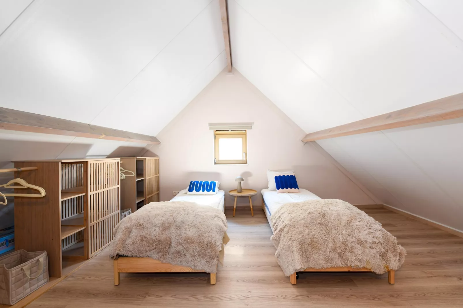 WH2/42-Bedroom