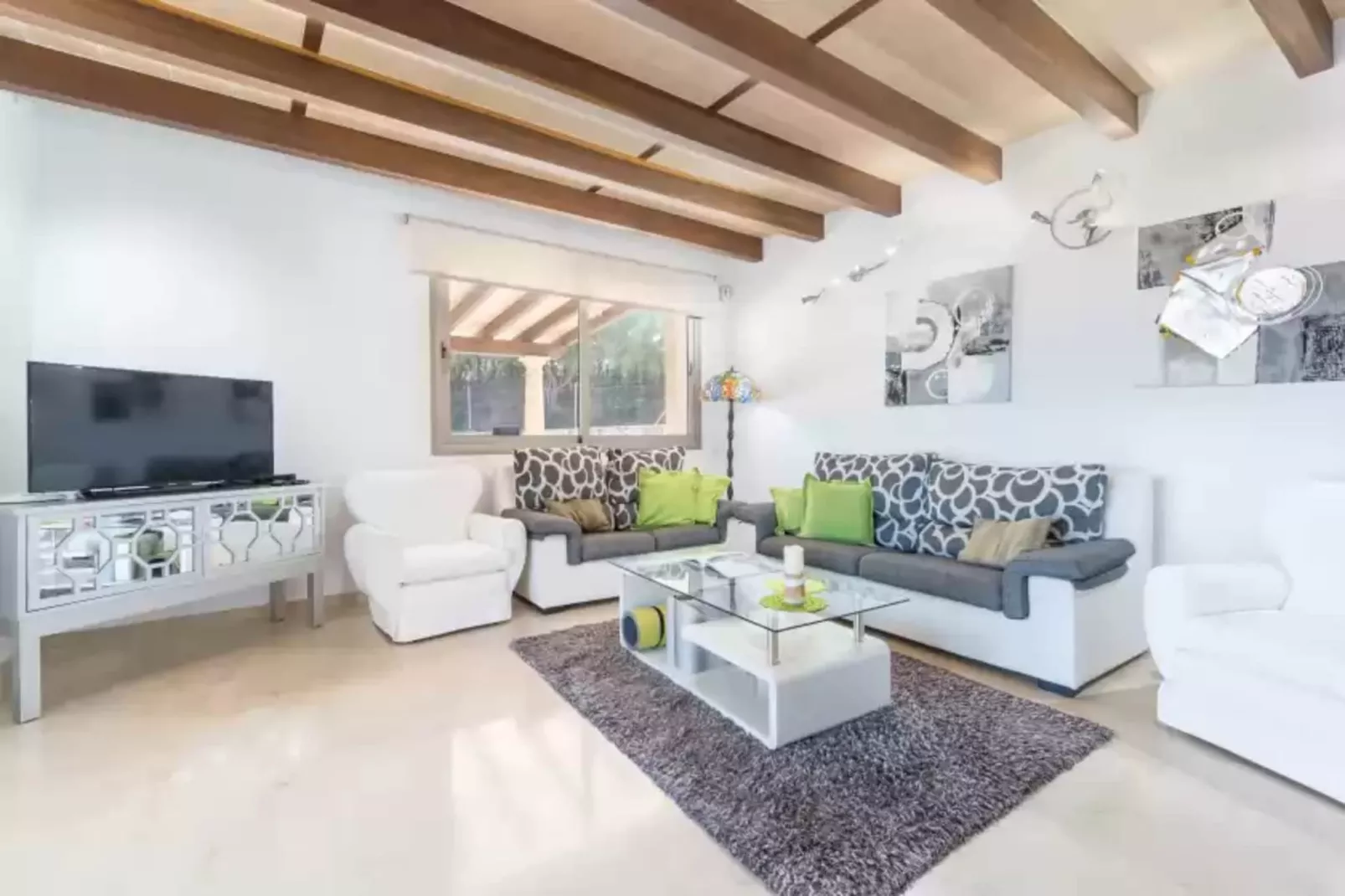 Can Brivo-Living room