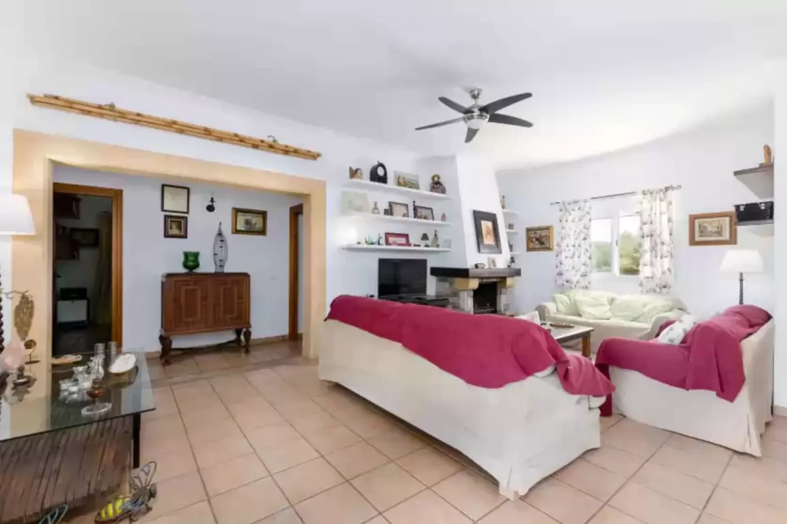 Na Poram-Living room