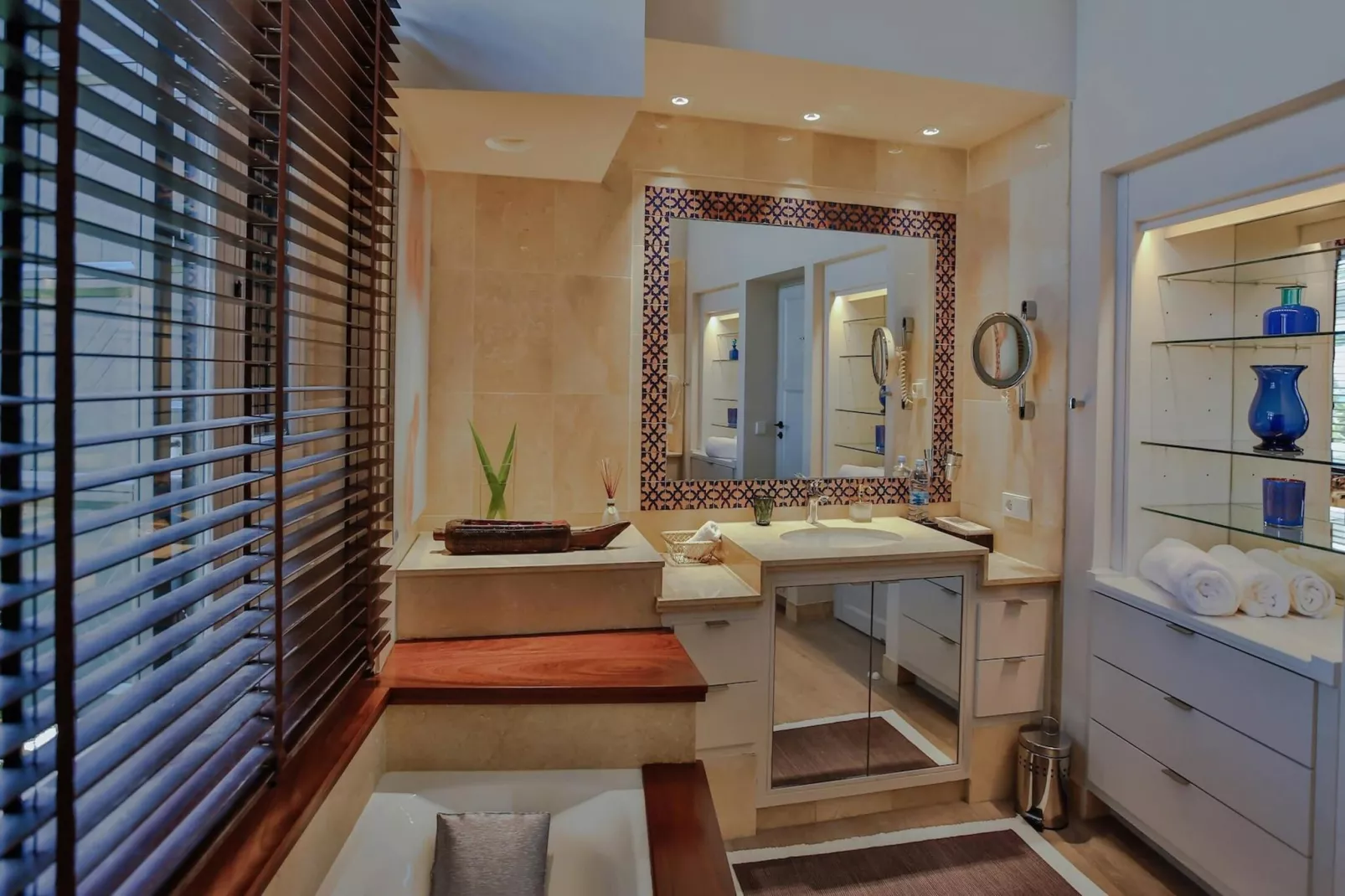 Can Icarus-Bathroom
