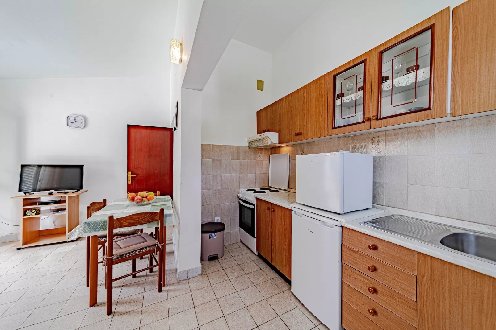 Apartments Kuzma - One-Bedroom Apartment with Balcony and Sea View-Kitchen