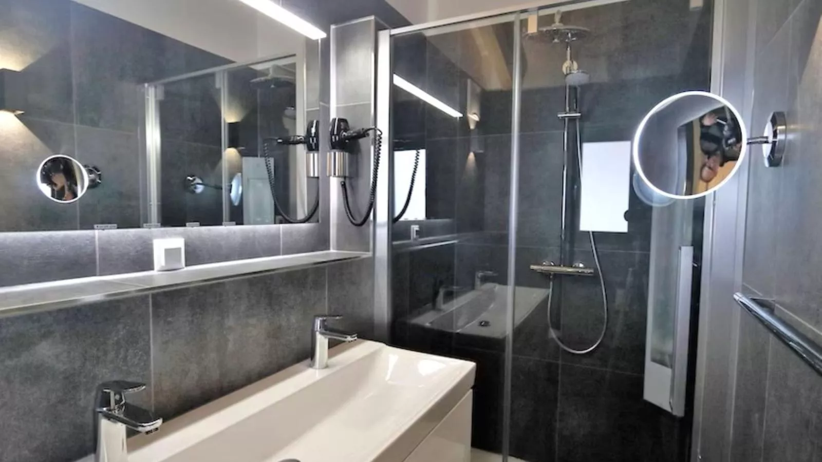 Alpina Lodge-Bathroom