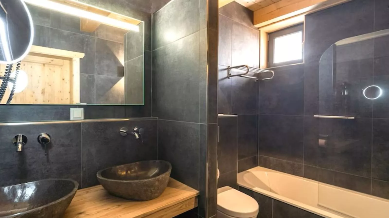 Alpina Lodge-Bathroom