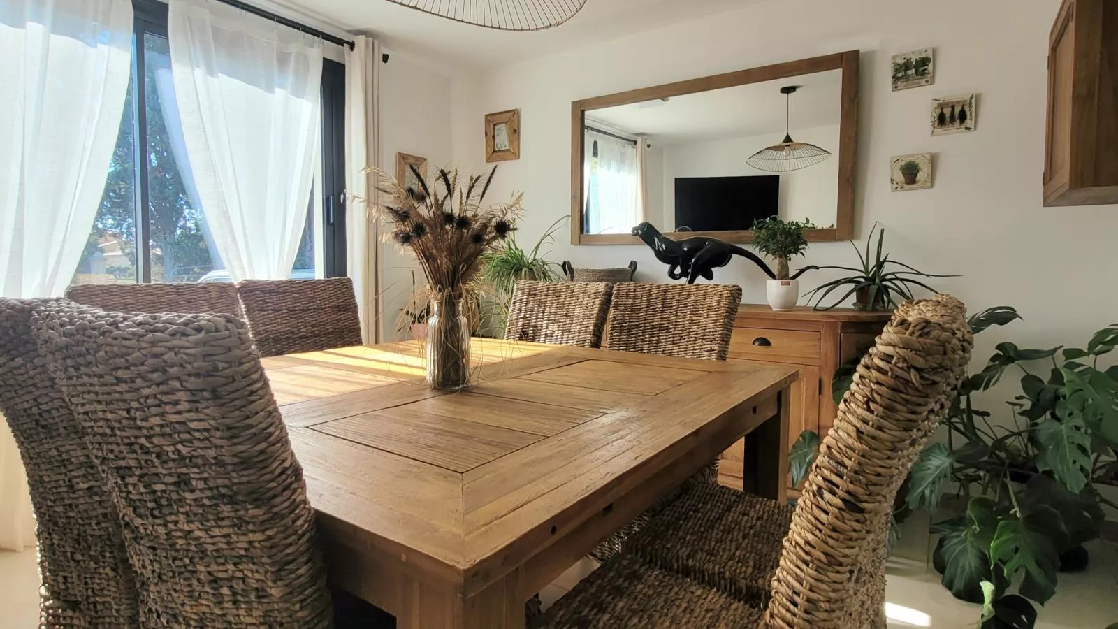 Les Amandiers-Dining room
