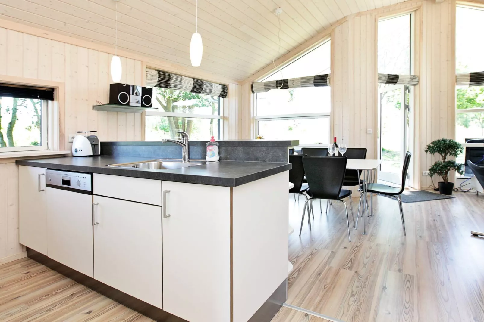 Beautiful holiday home with outdoor space-Indoor