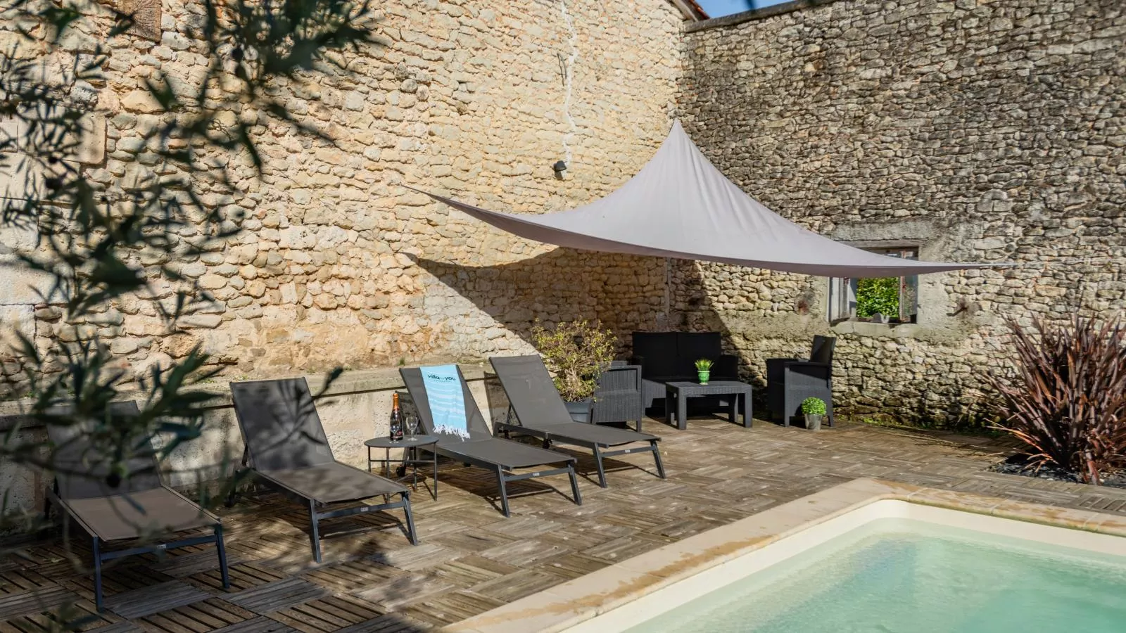 Les Ecures 1-Terrassenbalkon