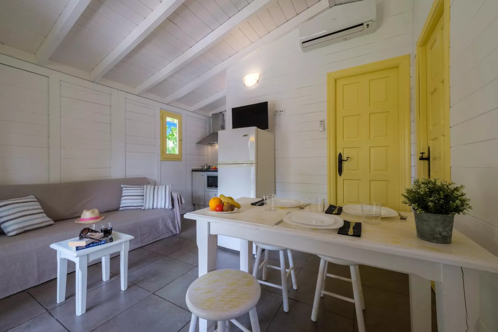 CAMPING ESTIVAL VENDRELL PLATJA BUNGALOW 4 STANDARD-Living room