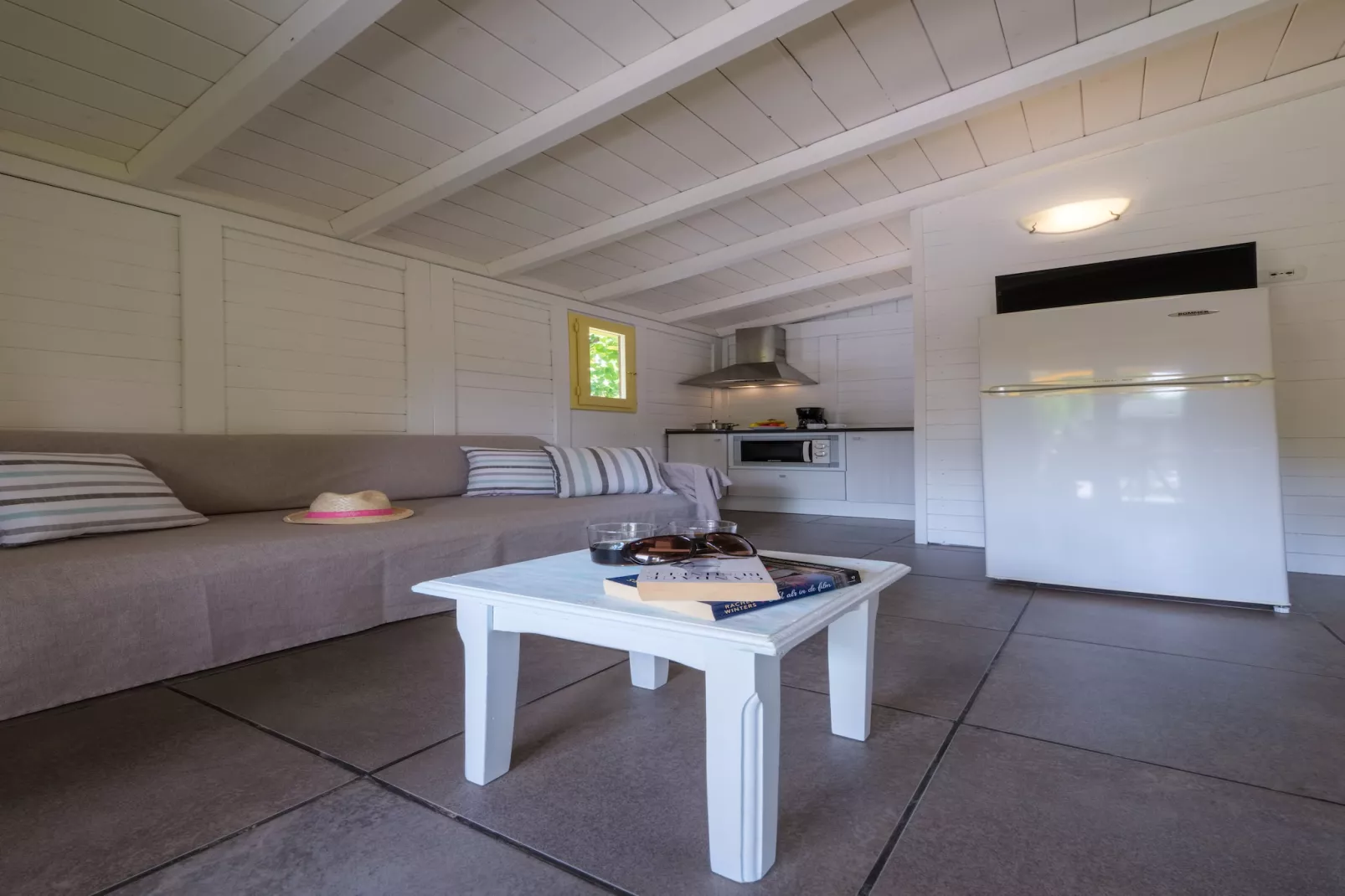 CAMPING ESTIVAL VENDRELL PLATJA BUNGALOW 4 STANDARD-Living room