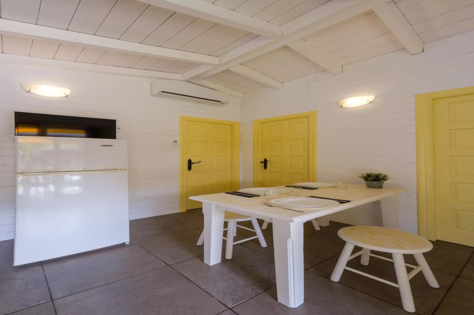 CAMPING ESTIVAL VENDRELL PLATJA BUNGALOW 4 STANDARD-Dining room
