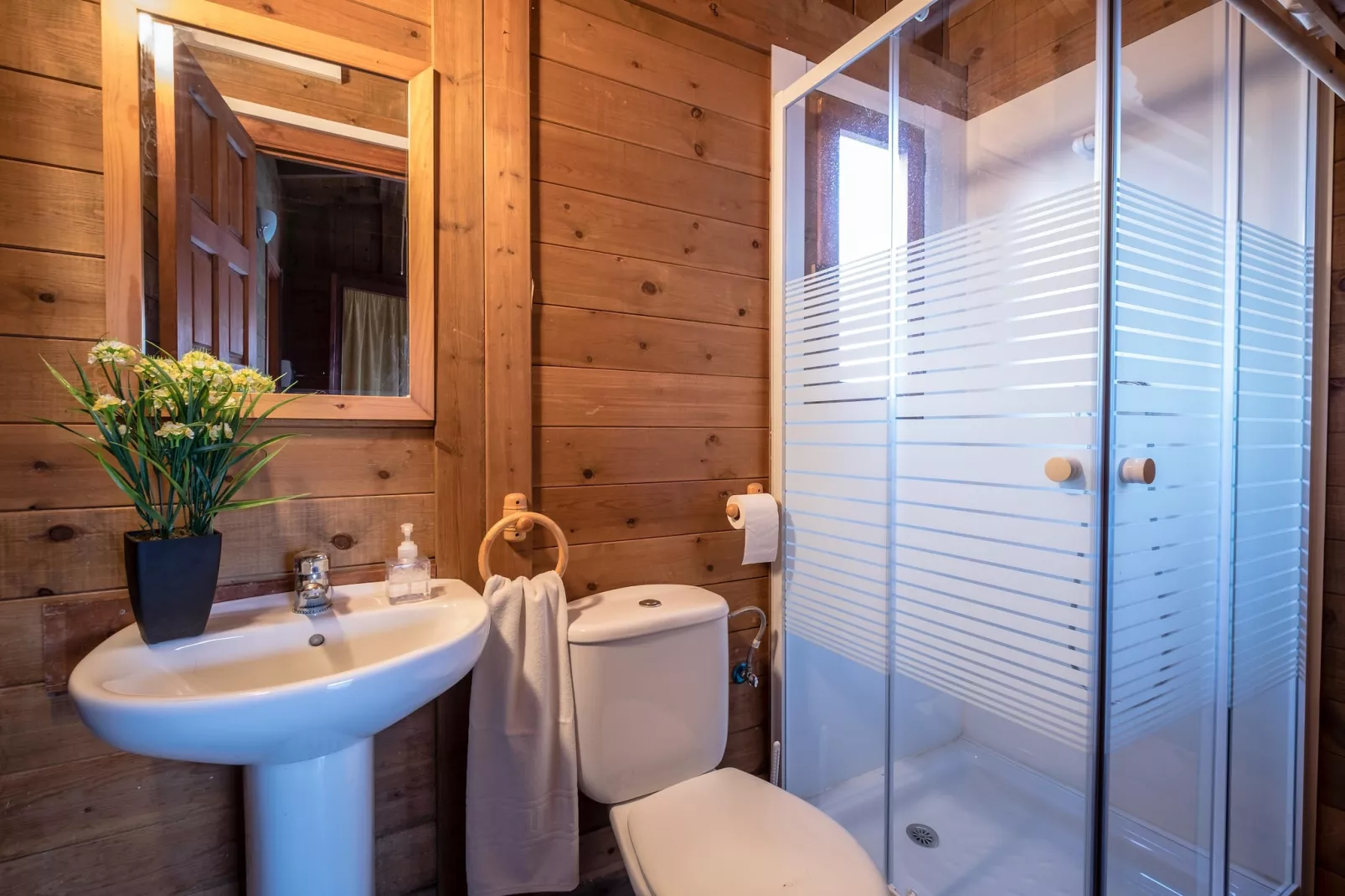 CAMPING ESTIVAL VENDRELL PLATJA BUNGALOW 4 STANDARD-Bathroom