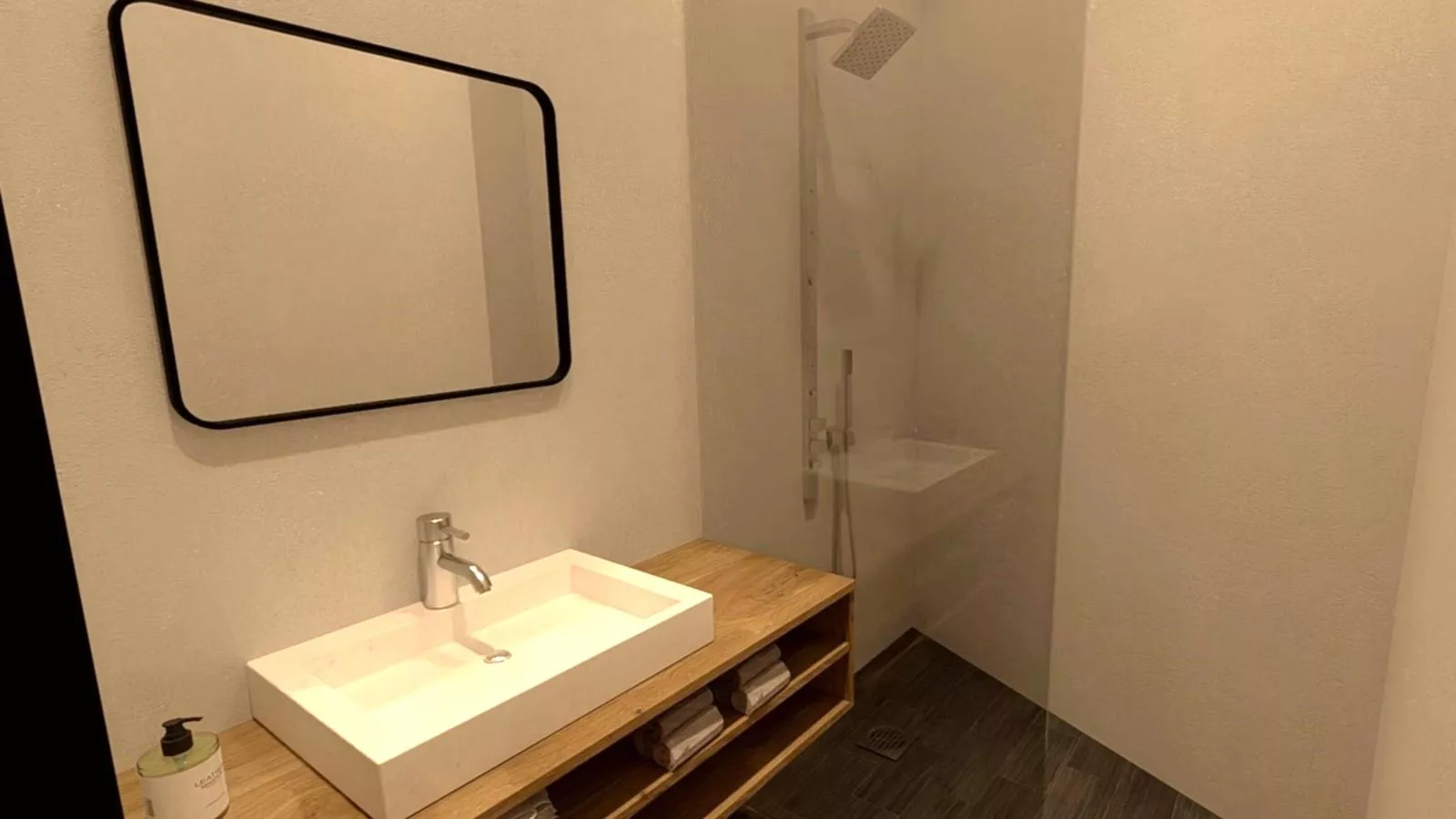 Deluxe Zirberl Top 1-Bathroom