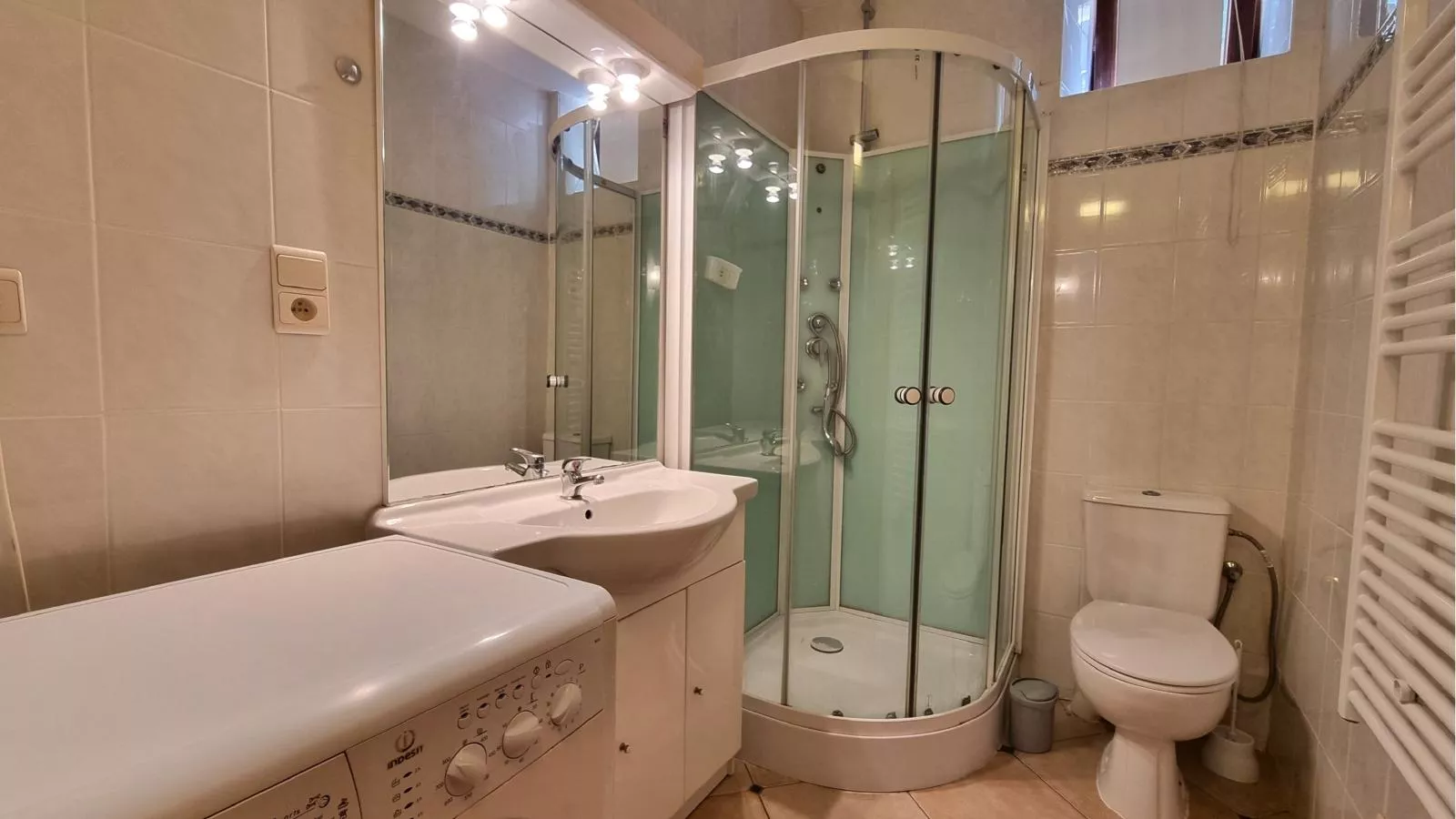 La Roche 8-Bathroom