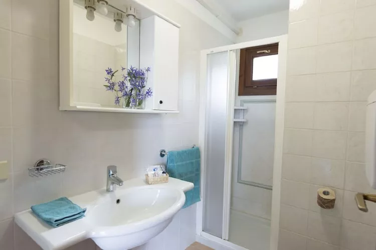 Holiday resort Piani di Clodia Lazise-Bungalow Bilo Amore-Bathroom