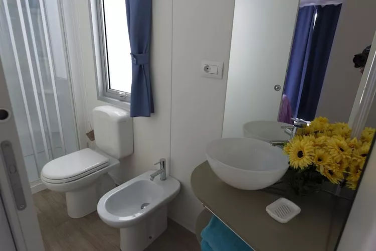 Holiday resort Piani di Clodia, Lazise-MH Giulietta 6 pax-Bathroom