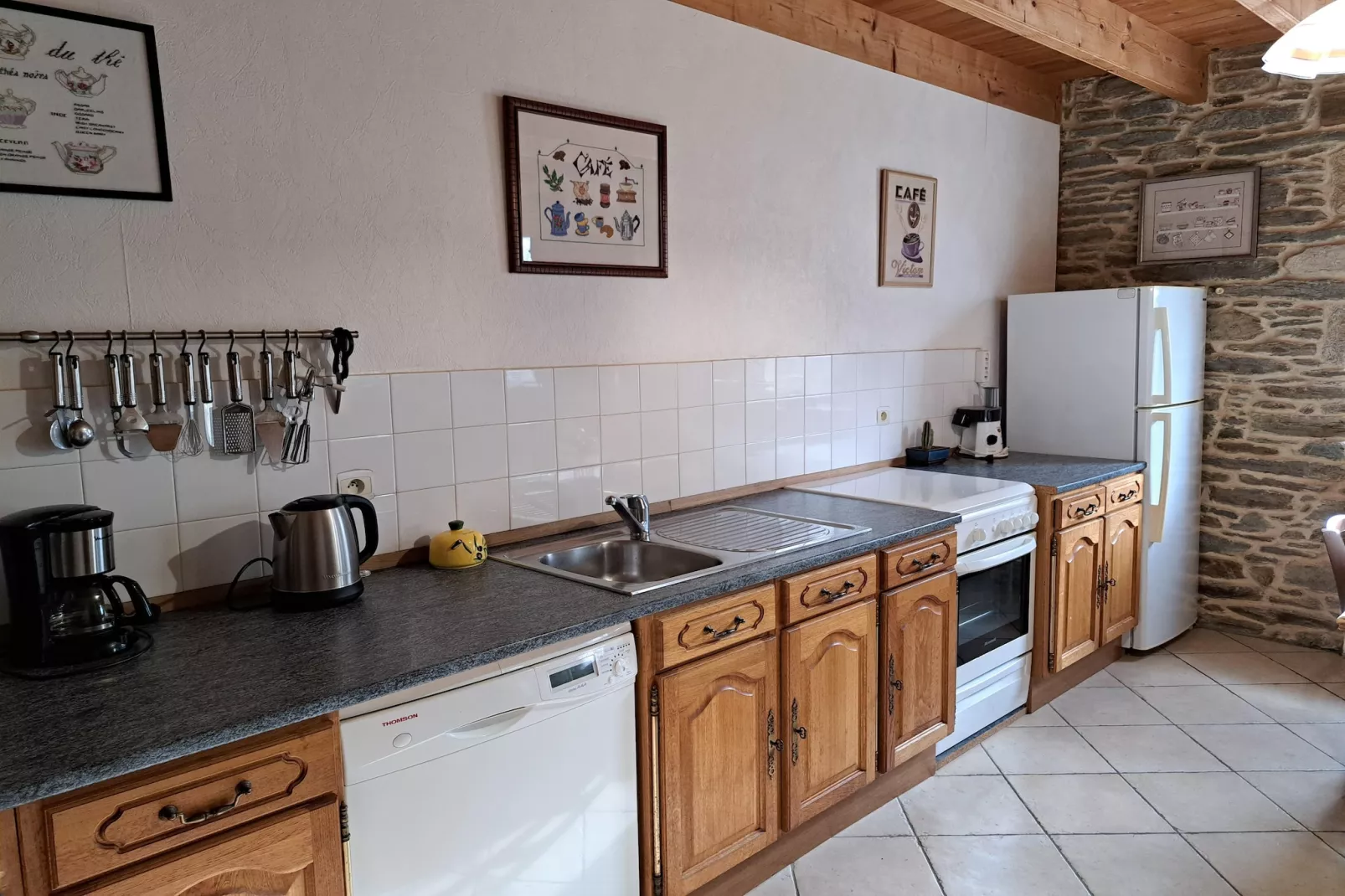 Steinhaus mit Kamin Plouénan-Kitchen