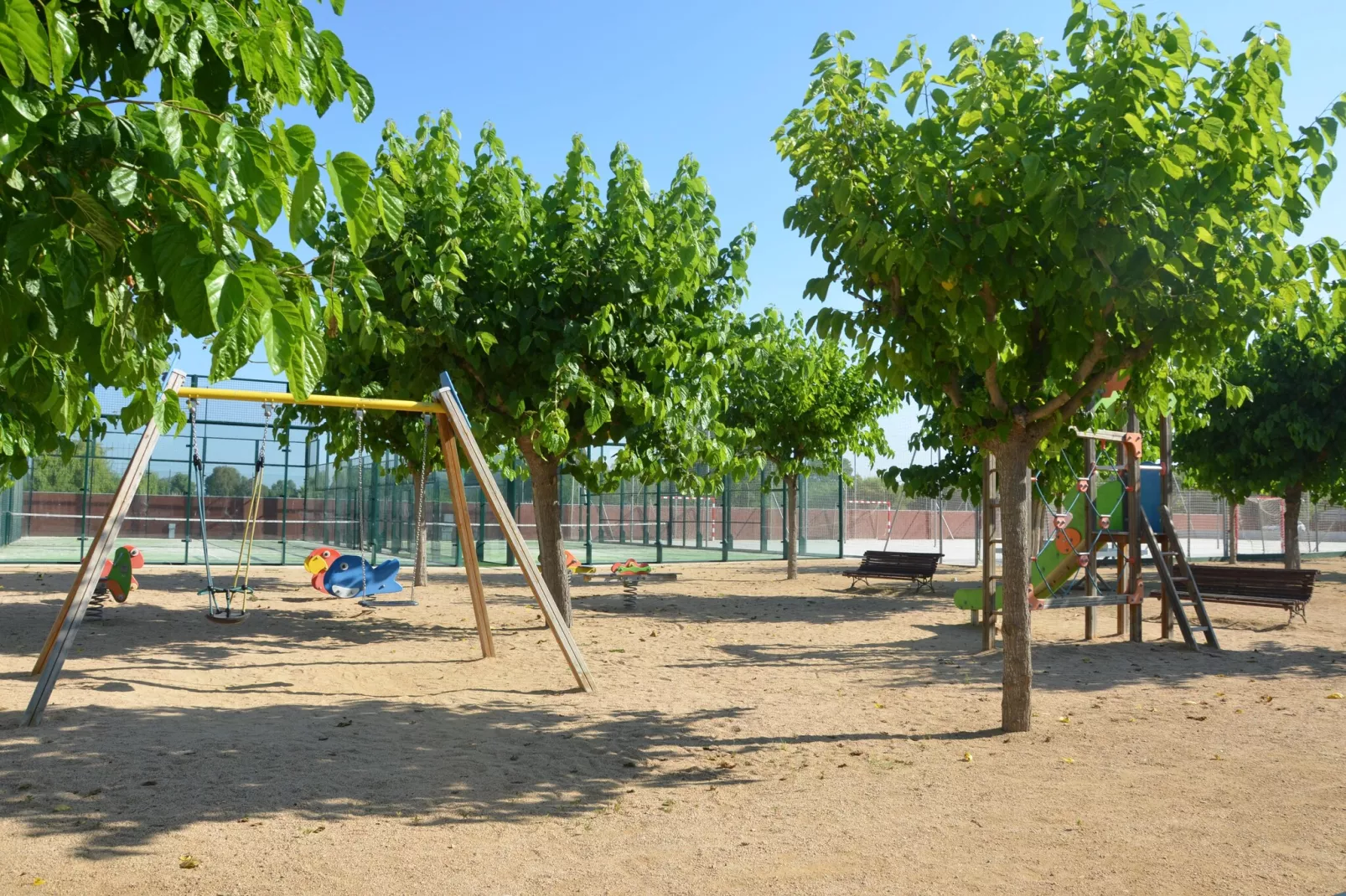 Els Pins- Bungalow Confort-Gardens summer
