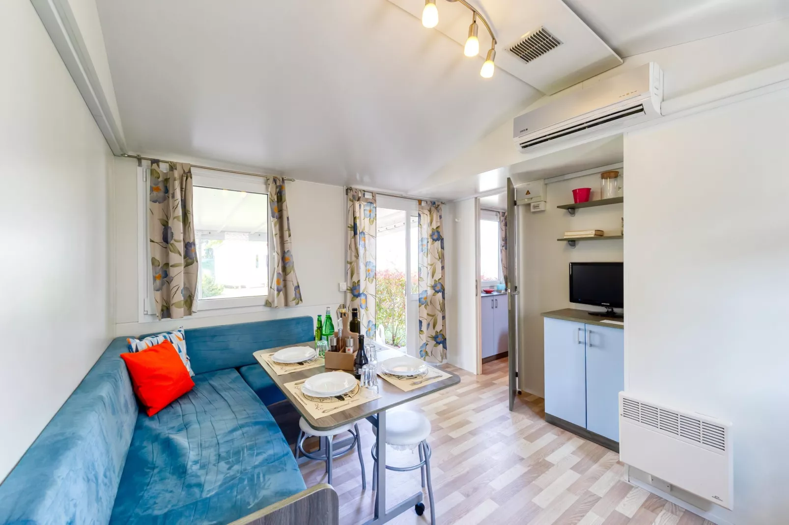 Caravanpark San Benedetto Camping Relais Peschiera / MH Corallo blue-Living room