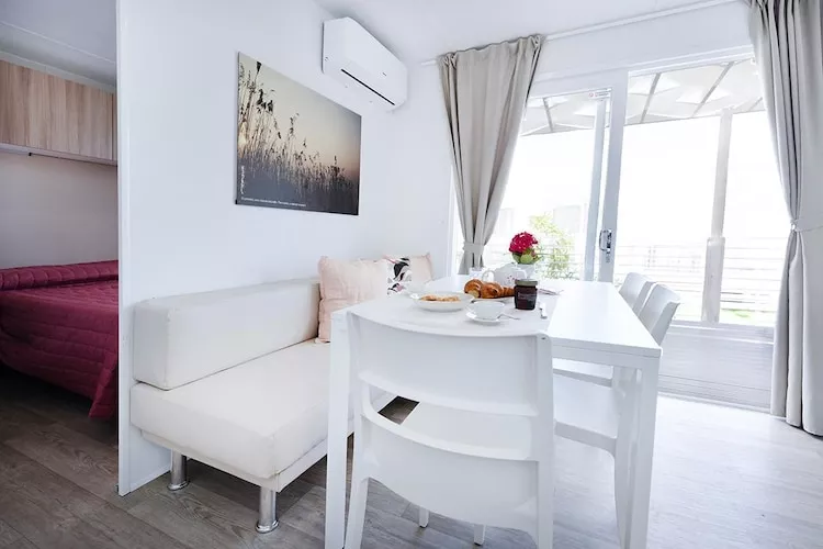 Caravanpark San Benedetto Camping Relais Peschiera / MH Family Joy-Living room