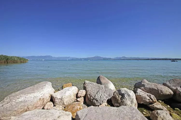 Caravanpark San Benedetto Camping Relais Peschiera / MH Borgo-Water view