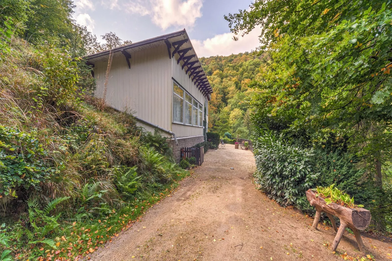 Historisches Waldhaus-Außenbereich Sommer