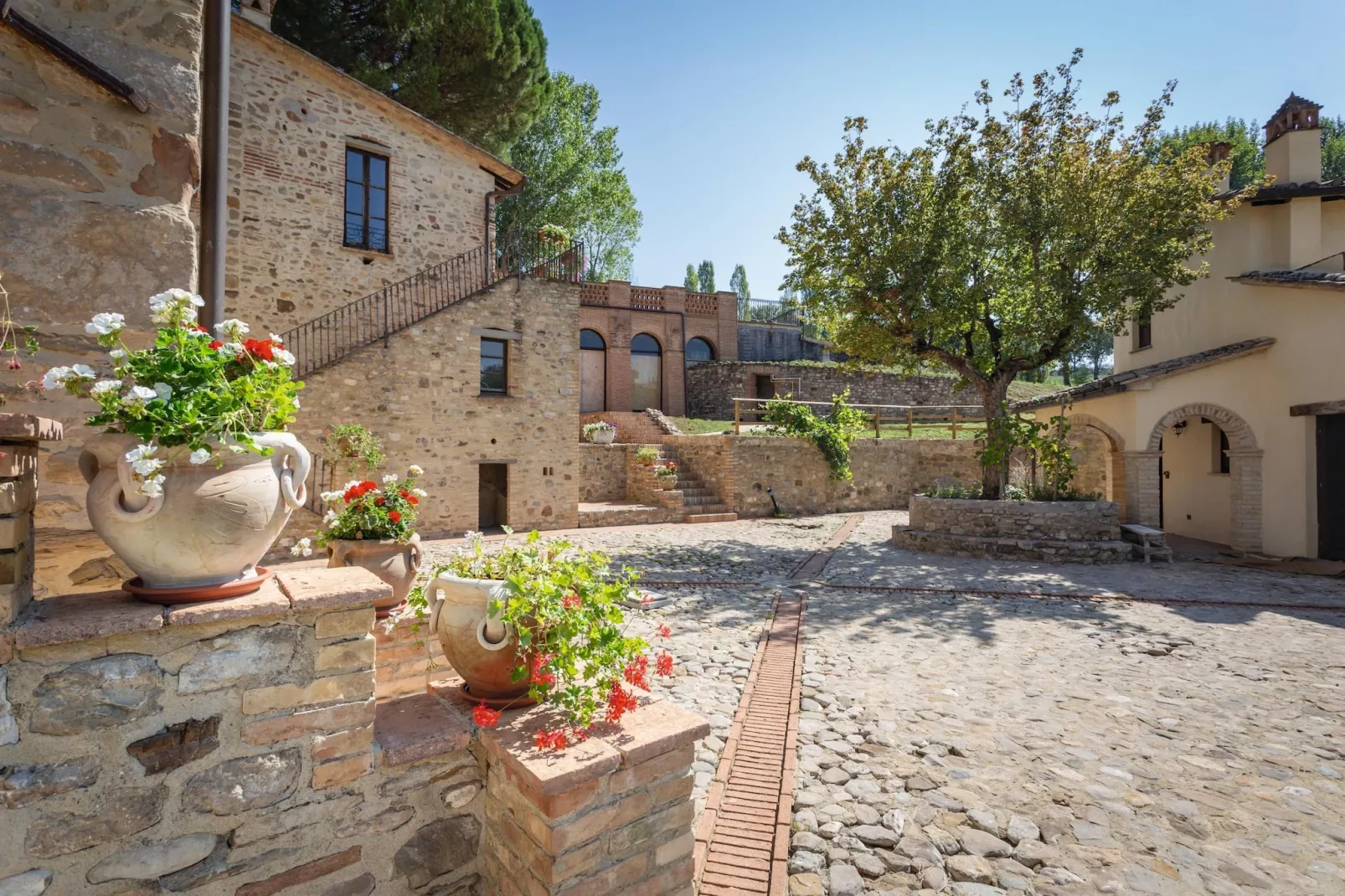 GH Borgo Pulciano in Montone - BEV2B / A2 / 2 Raum App Classic - 2 pax-Exterior summer