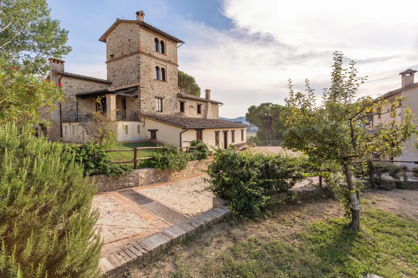 GH Borgo Pulciano in Montone - BEV2B / A2 / 2 Raum App Classic - 3 pax-Exterior summer