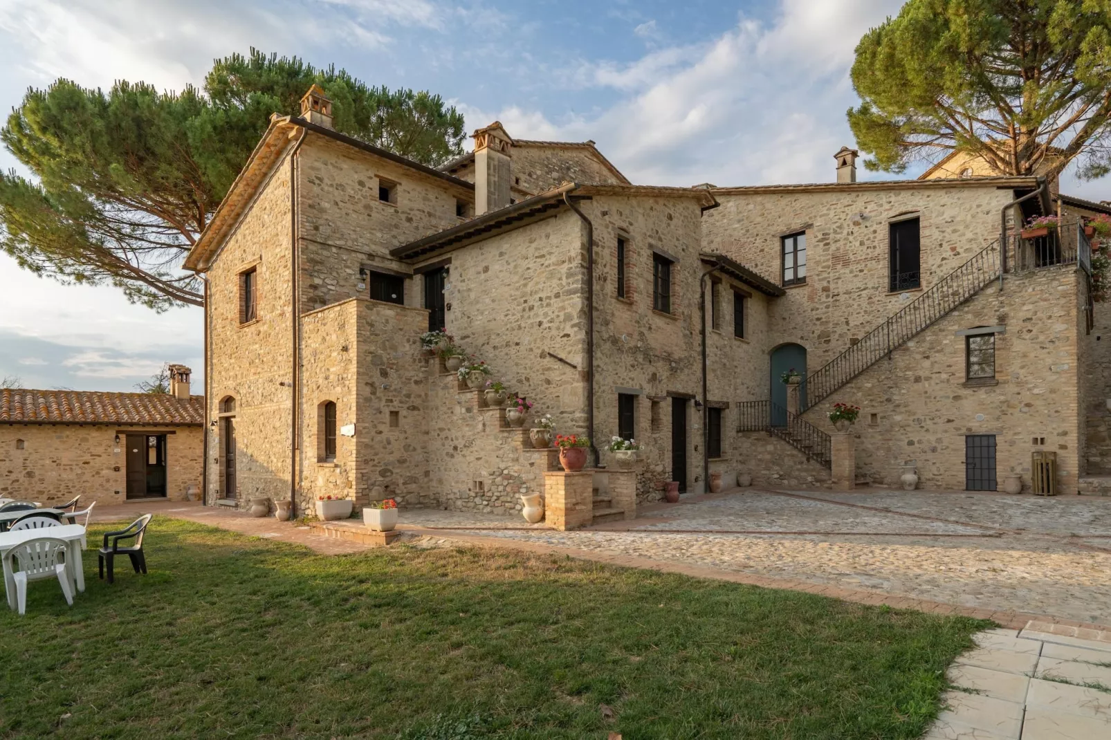 GH Borgo Pulciano in Montone - BEV2B / A2 / 2 Raum App Classic - 3 pax-Exterior summer