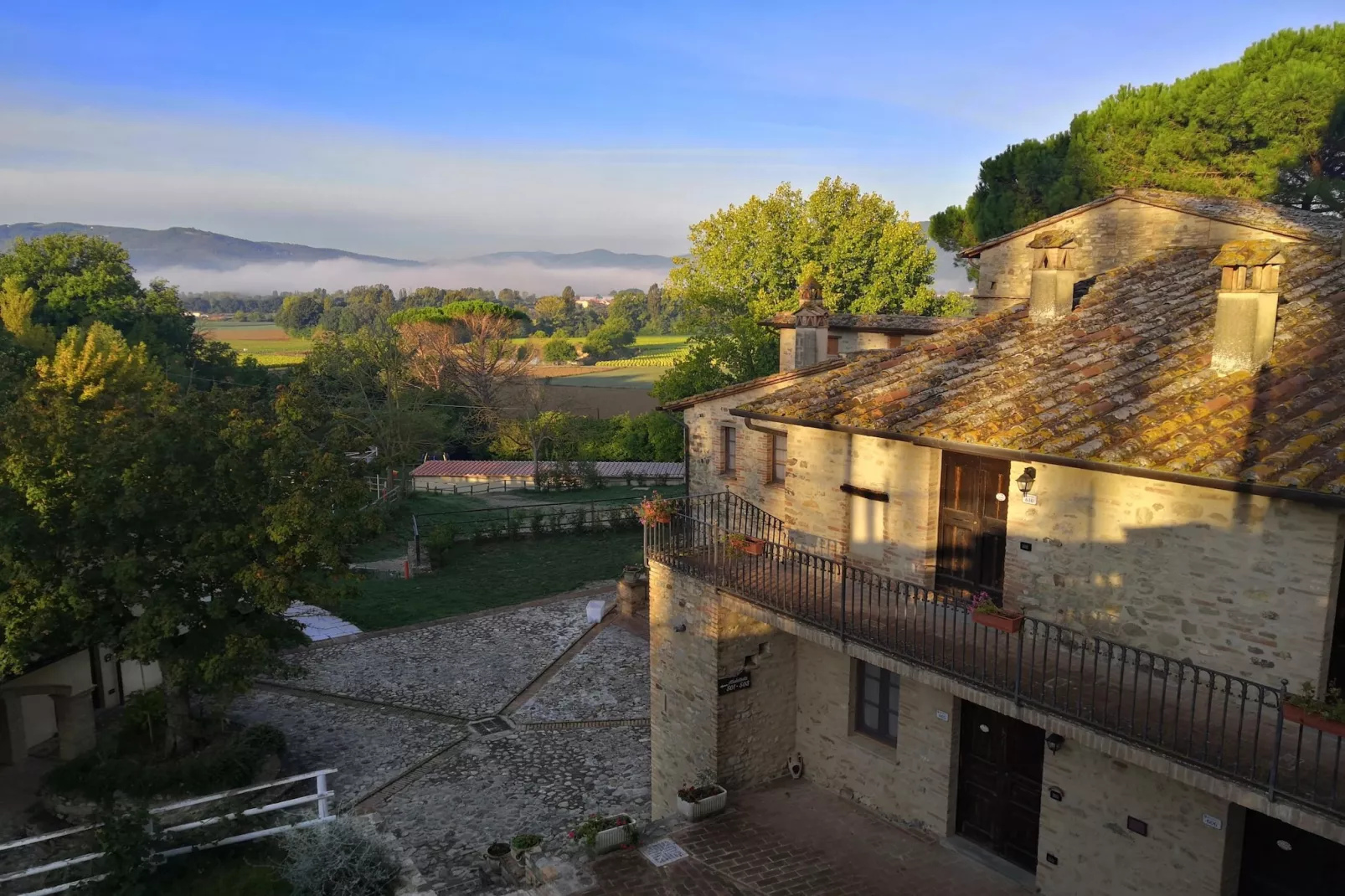 GH Borgo Pulciano in Montone - BEV2B / A2 / 2 Raum App Classic - 3 pax-Exterior summer