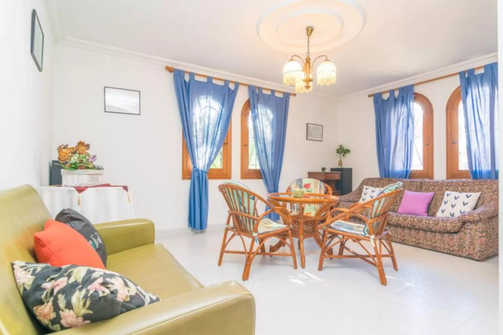 Los Geranios-Living room