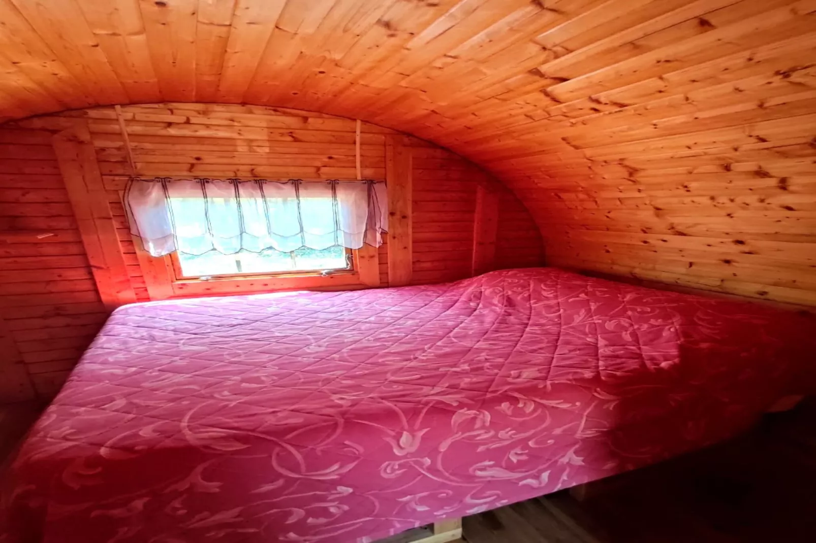 Tonneaux Sarrians-Bedroom