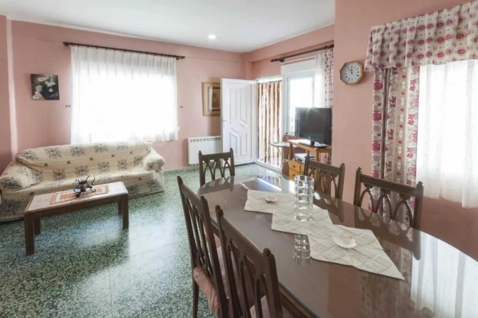 Pandora 2-Dining room