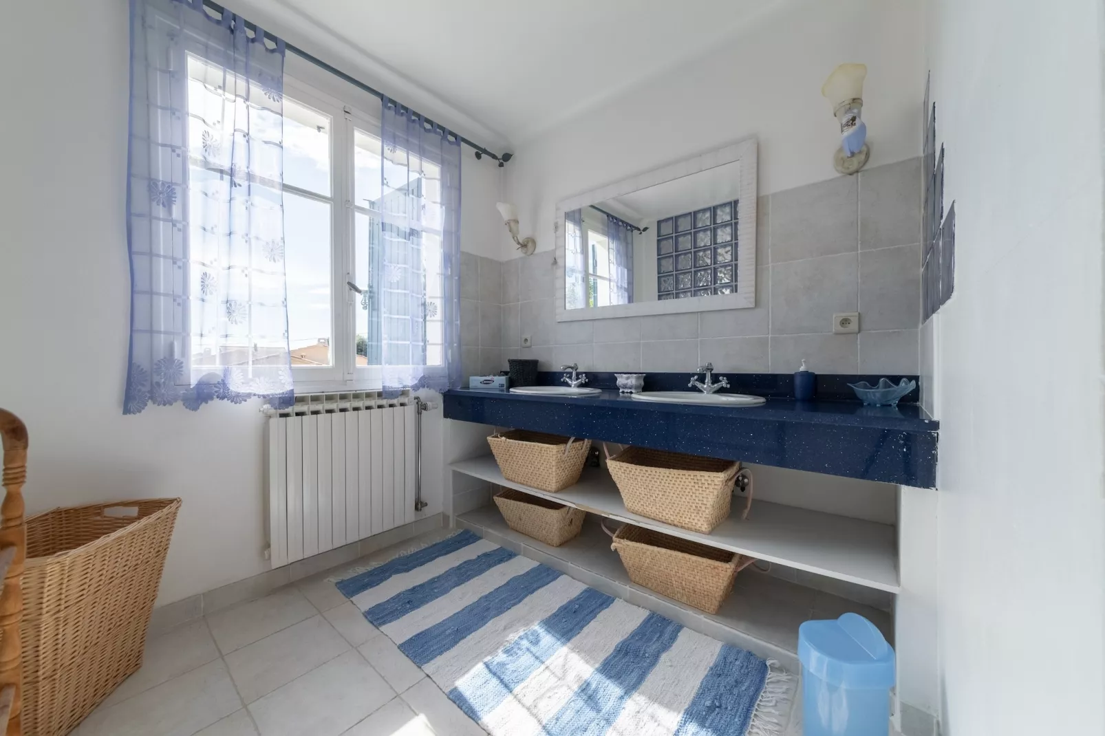 Villa Carpentras-Bathroom