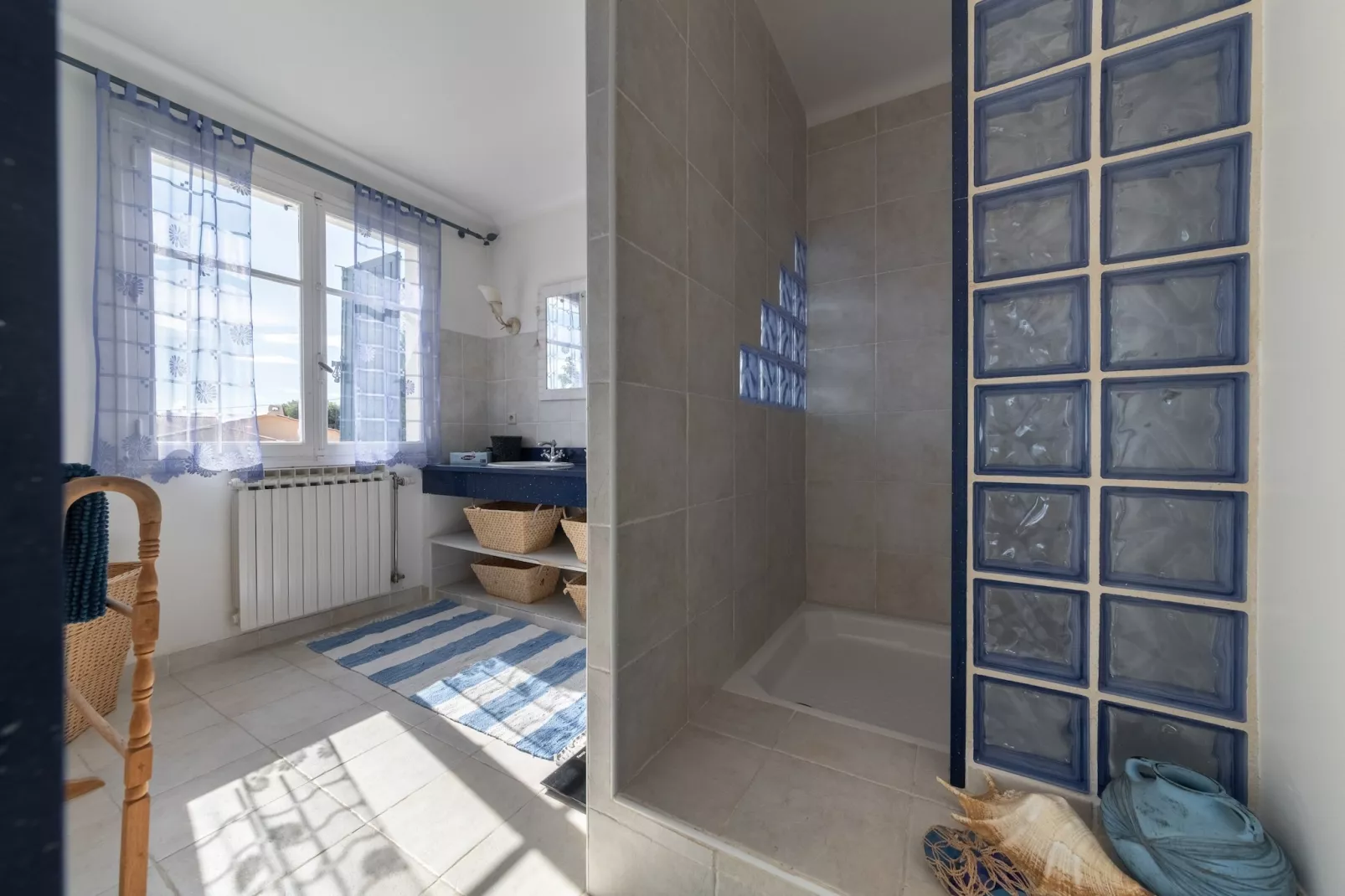 Villa Carpentras-Bathroom