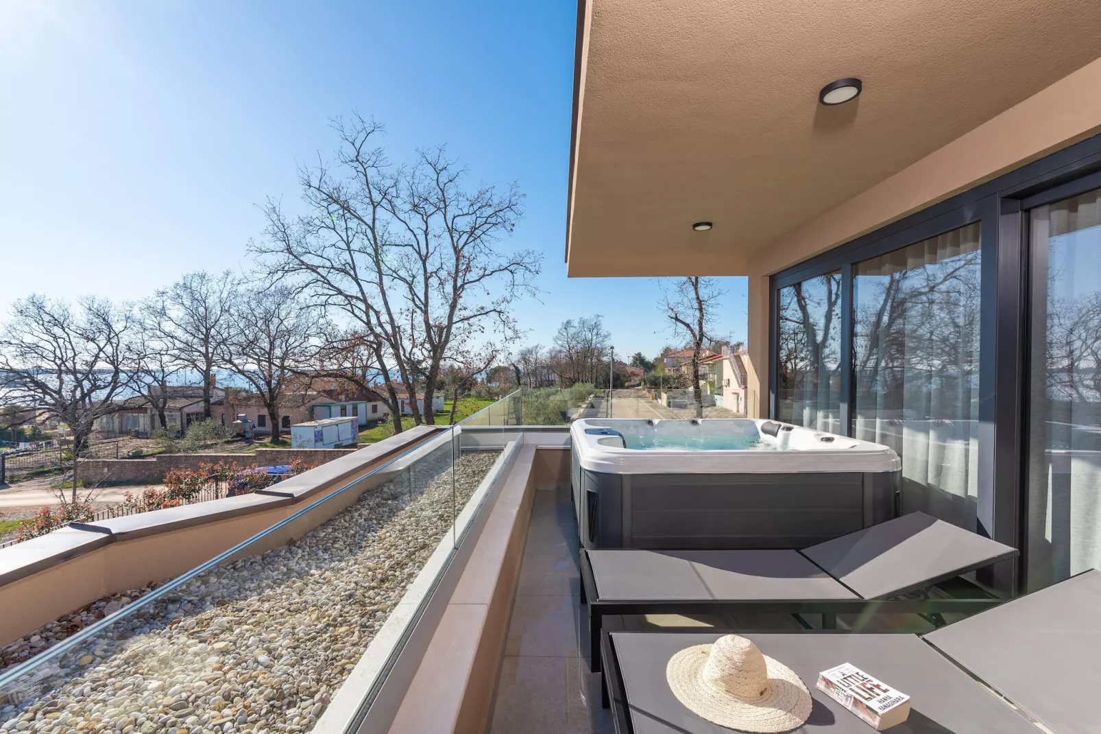 Quercus village penthouse 11 with bubble bath-Terrassenbalkon