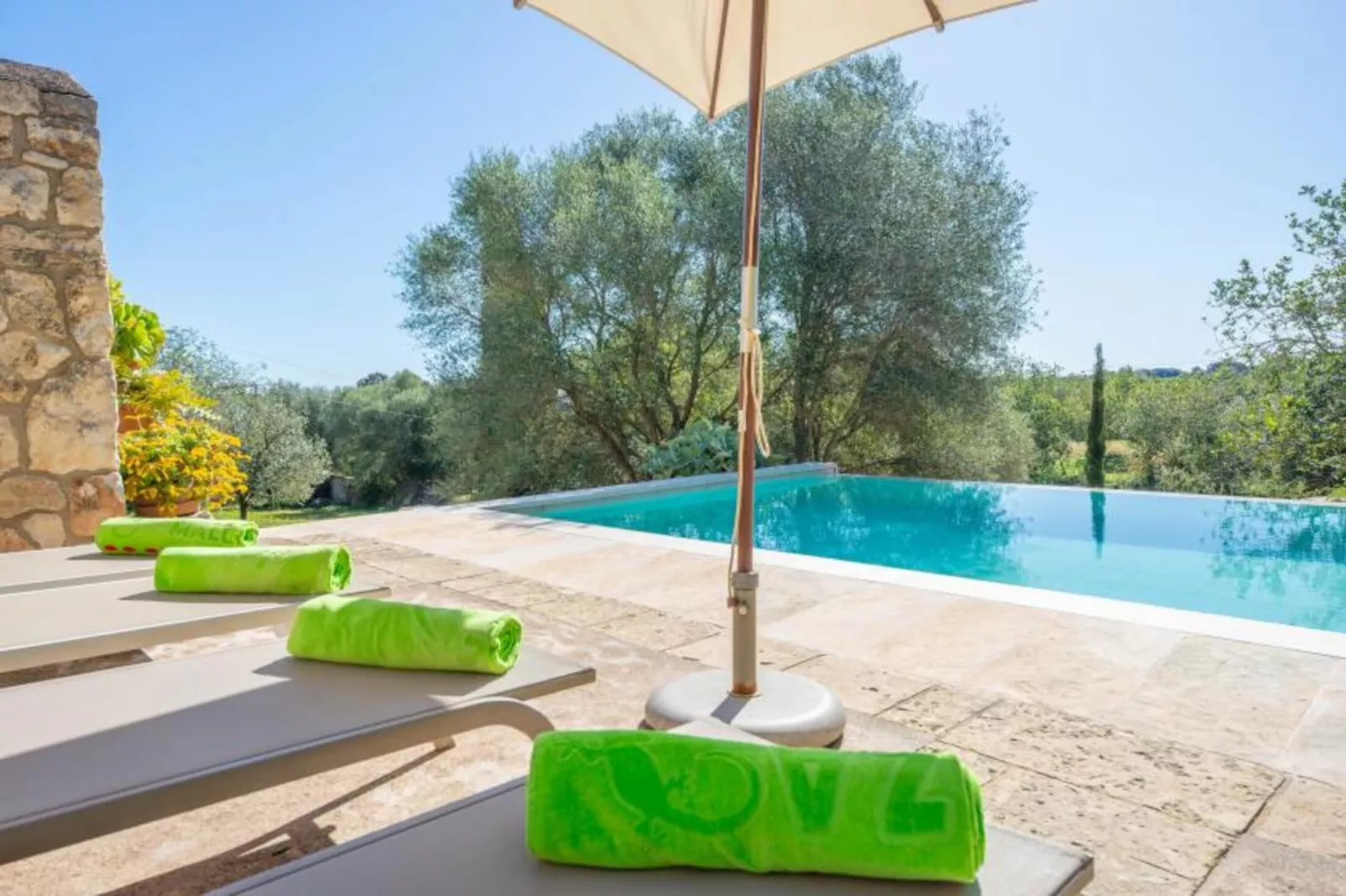 Son Poca Palla-Pool
