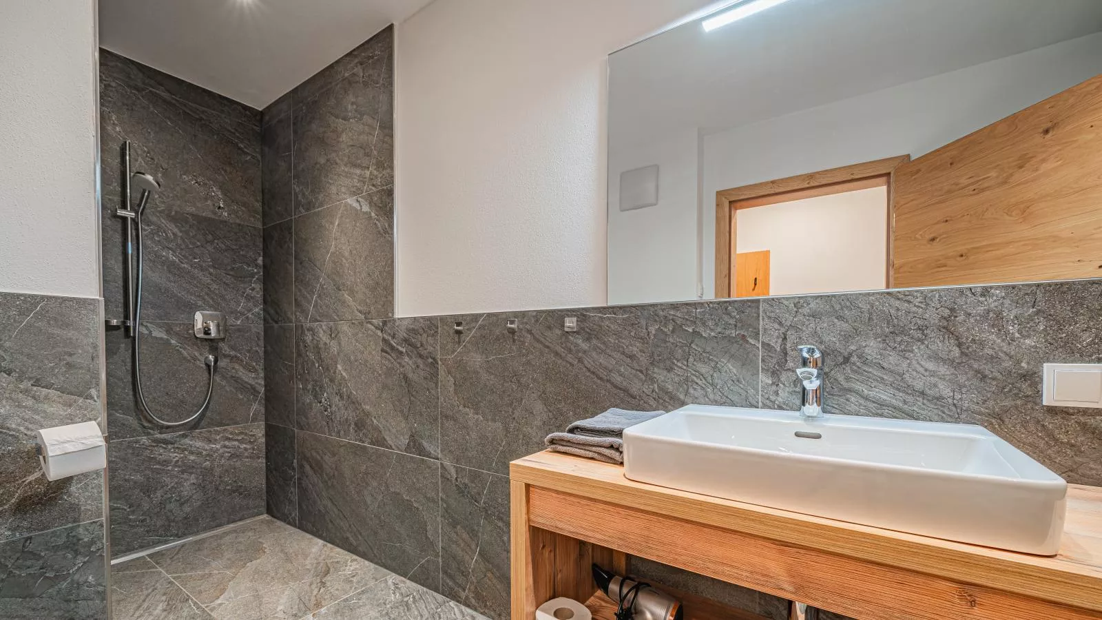 Hahnenkamm-Bathroom