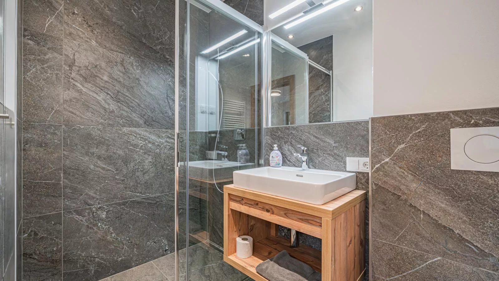 Hahnenkamm-Bathroom
