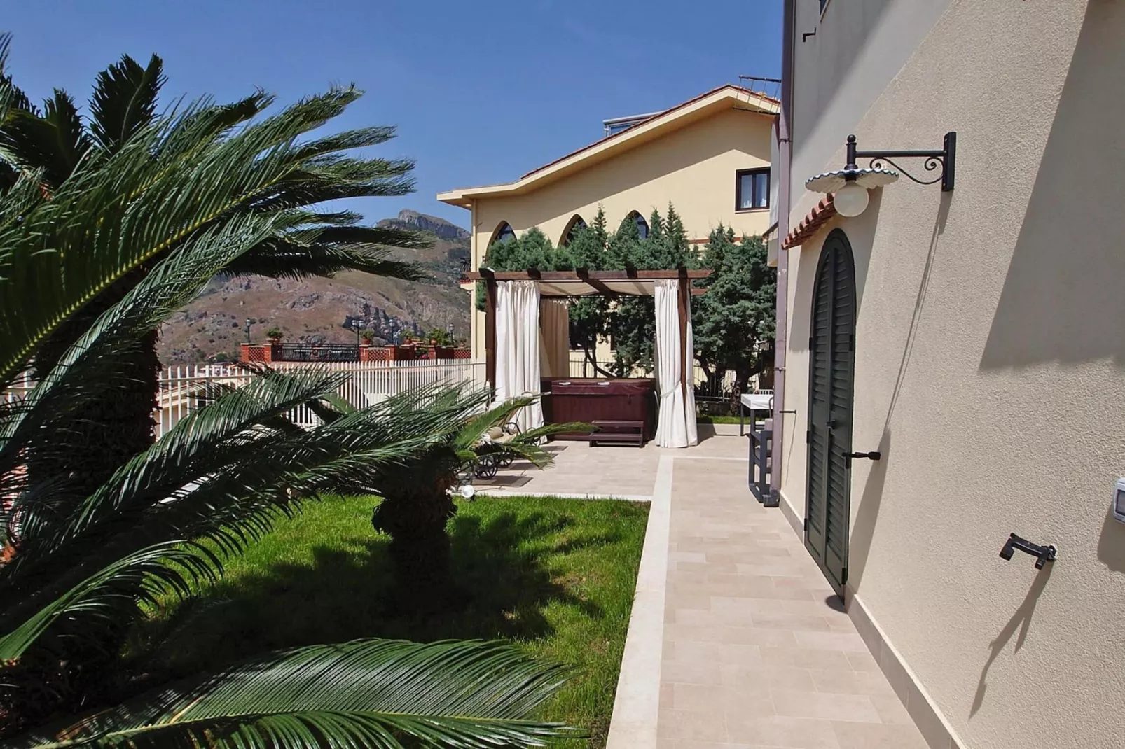 Apartments Taormina-Le Villette Agave 3 pax-Jardin d'été