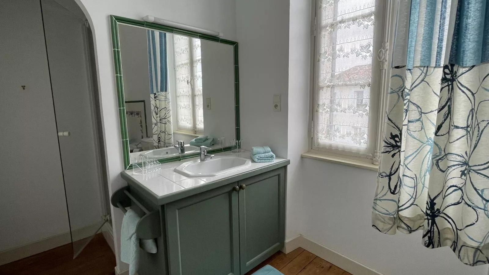 Gîtes de La Maison du Bonnesheur-Bathroom