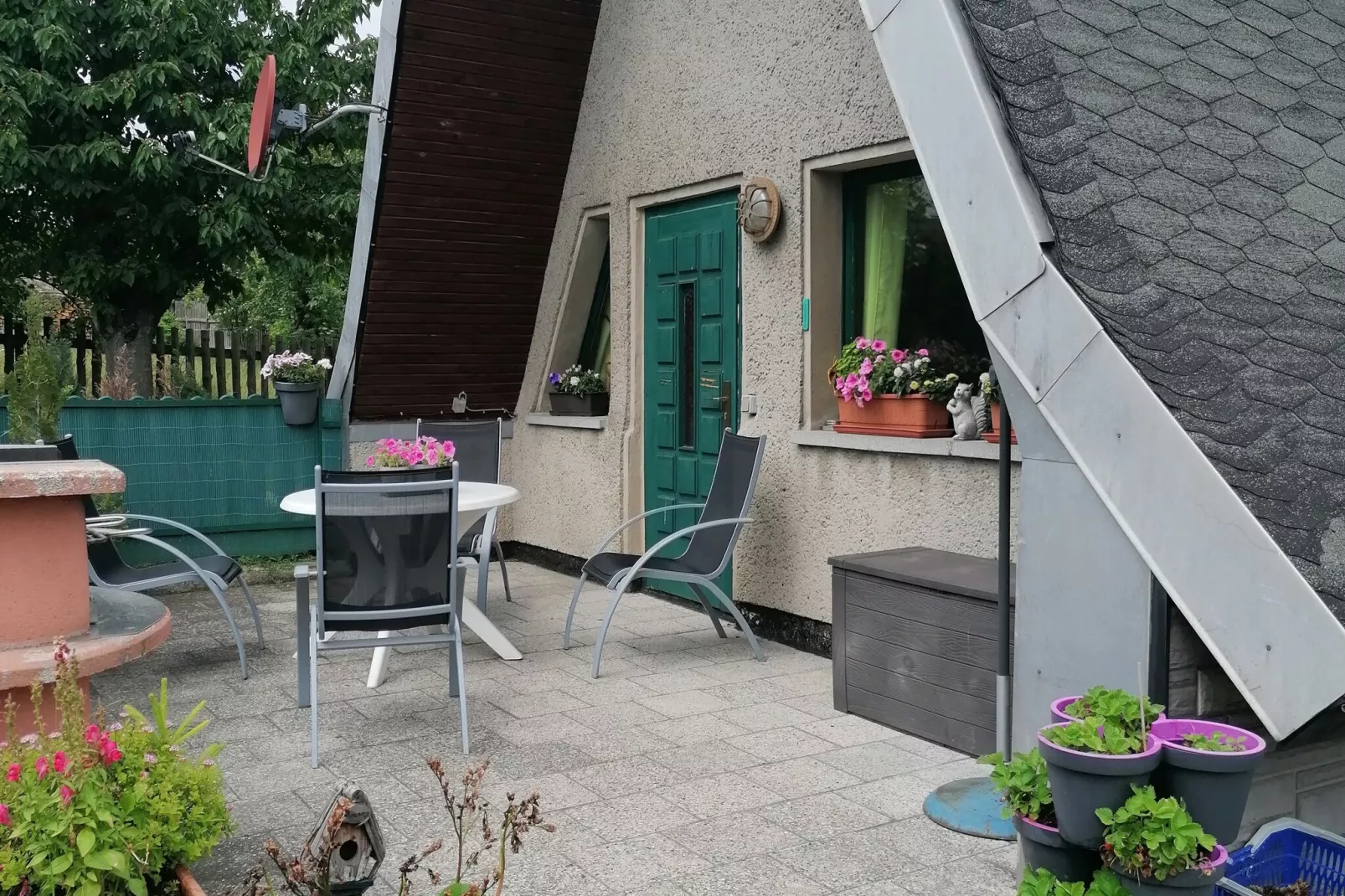 Moni-Exterior summer