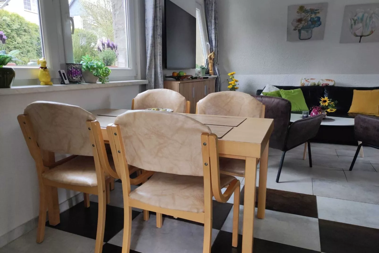 Moni-Dining room