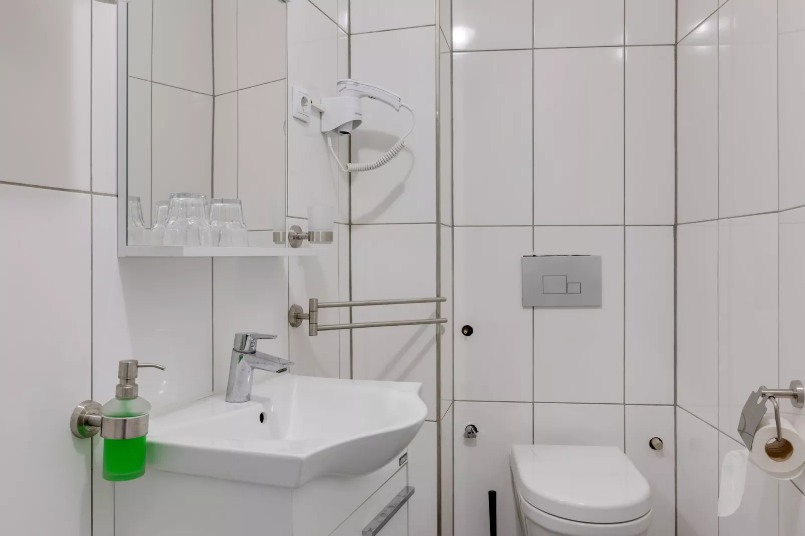 Kispet zwei Doppelzimmer Oberhausen-Bathroom