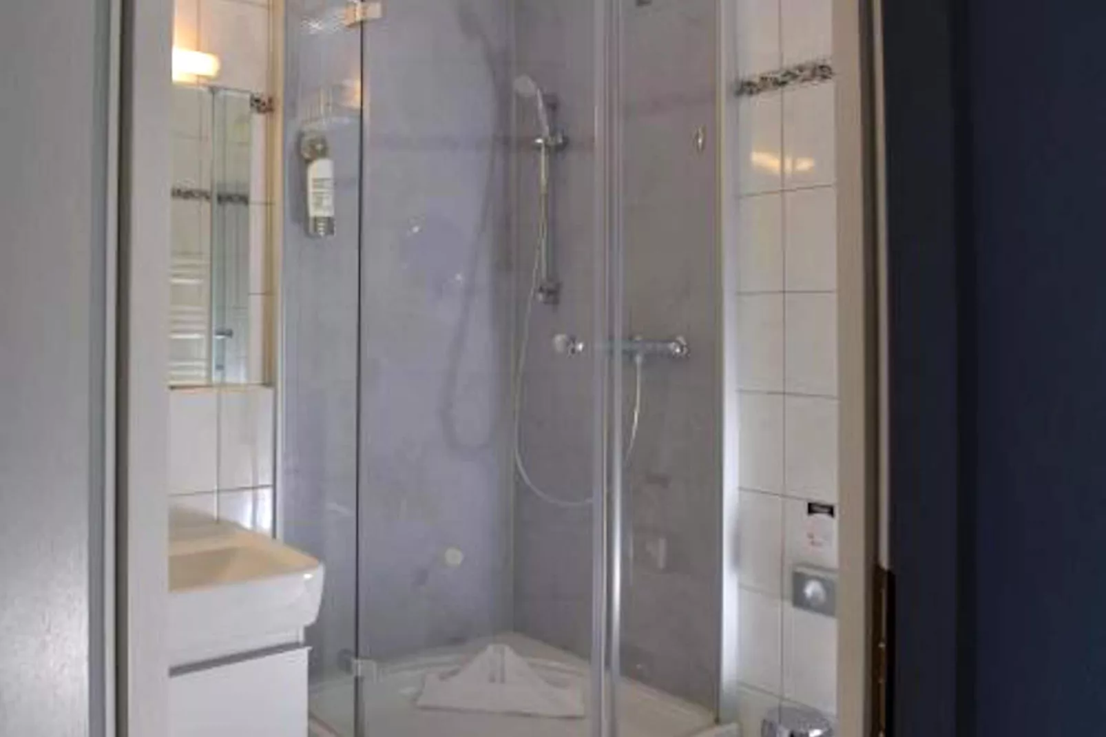 Kispet zwei Doppelzimmer Oberhausen-Bathroom