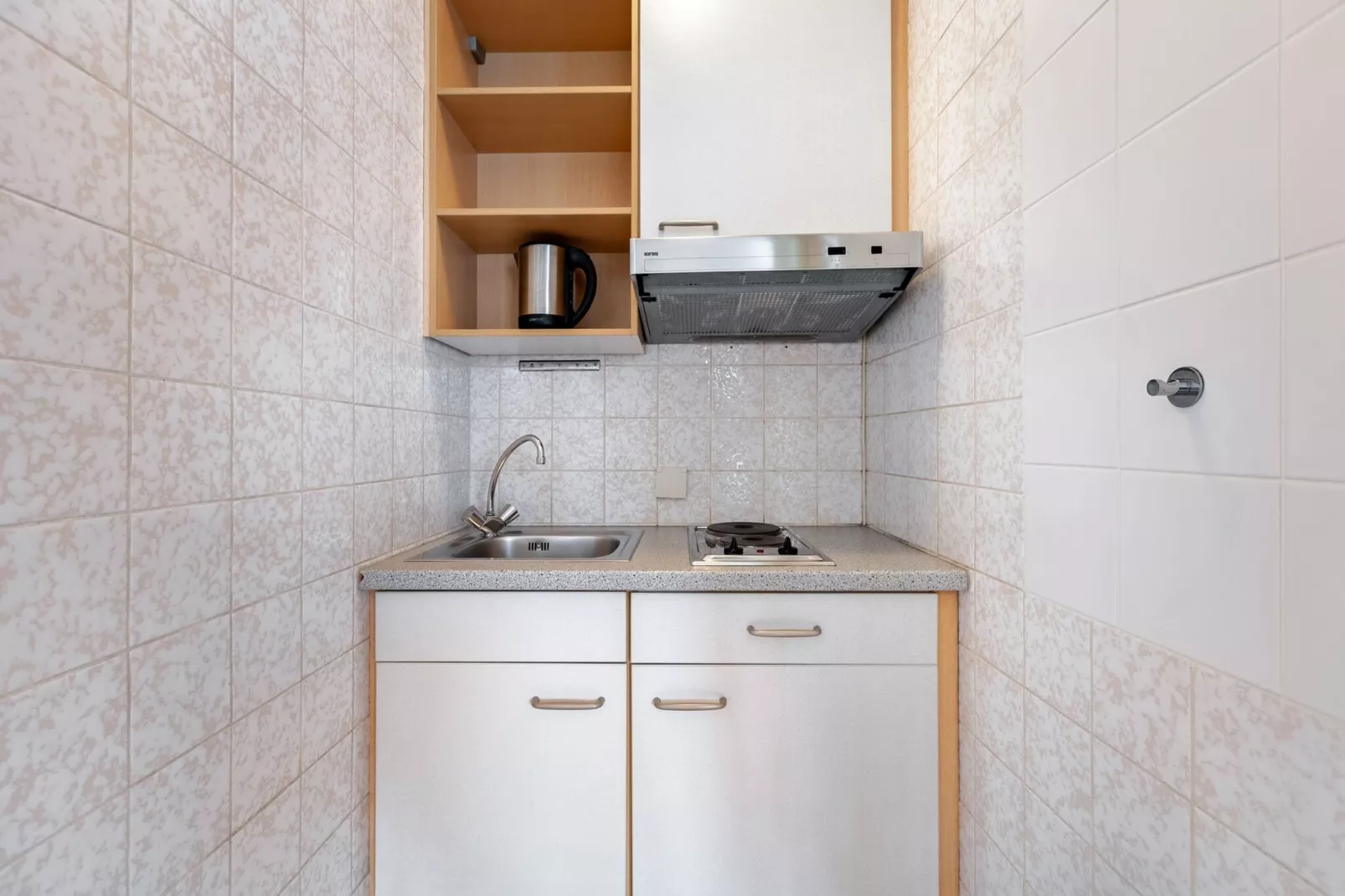 Fabryshof 03-Kitchen