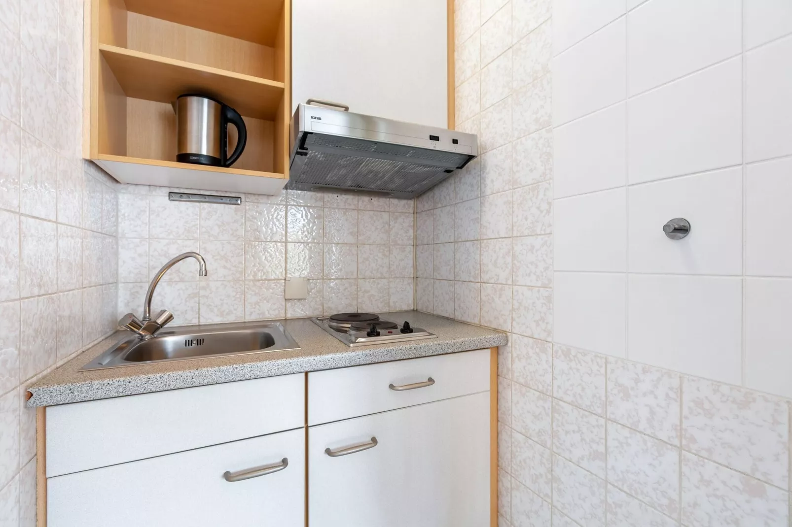 Fabryshof 03-Kitchen