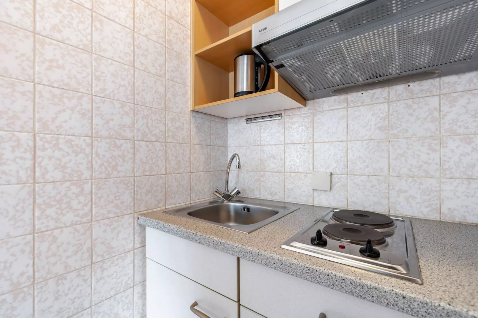 Fabryshof 03-Kitchen